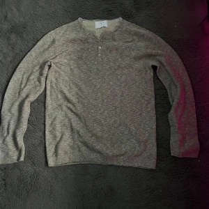 Beige Grå långärmad Zara tröja - Knappt använd, Bra skick, väldigt fin färg och tyg, storlek: 14 år 164 cm.