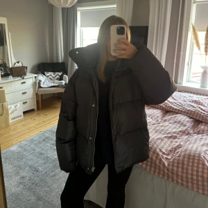 Mörkgrå HM dunjacka  - En jättemysig vinterjacka från HM som passar perfekt nu när det börjar bli lite kyligare. Jag är 169, jackan är oversized. Inga defekter på jackan, använt under 1 vinter fåtalgånger🤗köpte jackan för 1500kr