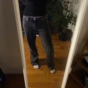 Jeans  - Säljer dessa jeans från hm i st 38 för 150 kr 