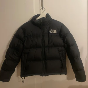 The North Face jacka - Säljer denna the north face jacka som jag köpte för förra vintern för 3000kr i st S. Är sällan använd så ser ut som ny