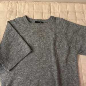 Stickad kortärmad  - Säljer denna eftertraktade stickade kortärmade från Lager 157 då den inte kommer till användning🩶🩶 Den är i storlek L men passar även mig som vanligtvis har S. Då sitter den lite oversize 💓