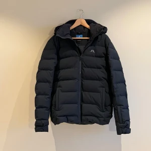 J.Lindeberg Jacka - Säljer denna feta höst/vinterjackan från J.Lindeberg som är i riktigt bra skick. Varm och bra kvalitet! Kostar runt 5-6K ny. Fler frågor? Kom till pm! 🙌🍁