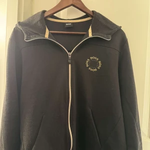 Hugo boss tröja  - Hugo boss tröja i storlek M säljer pågrund av att den är för stor pris kan diskuteras, köpt Tysklands Hugo boss butik