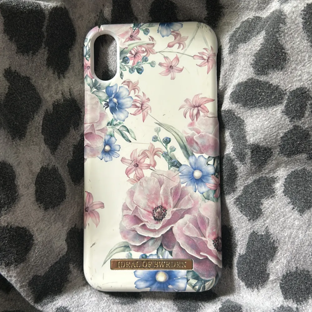 Ett skal från ideal of sweden till iphone xr, använd därav lite slitningar som man ser på bilderna. . Muu.