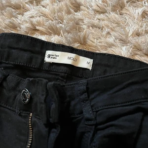 Jeans  - Jeans med vida ben och slits på sidan 