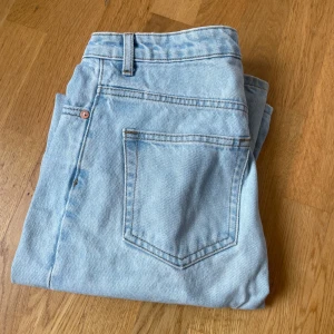 Blå Jeans  - Gina tricot jeans, Väl använda, Storlek 26/32 Highwaist Straight jeans