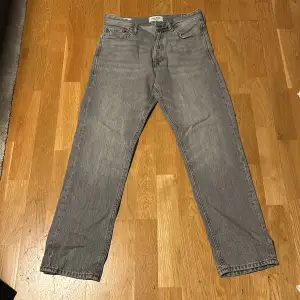 Säljer nu mina Jack and Jones jeans som är i ett toppen skick använda 4 gånger hör av er vid funderingar pris kan diskuteras 😀