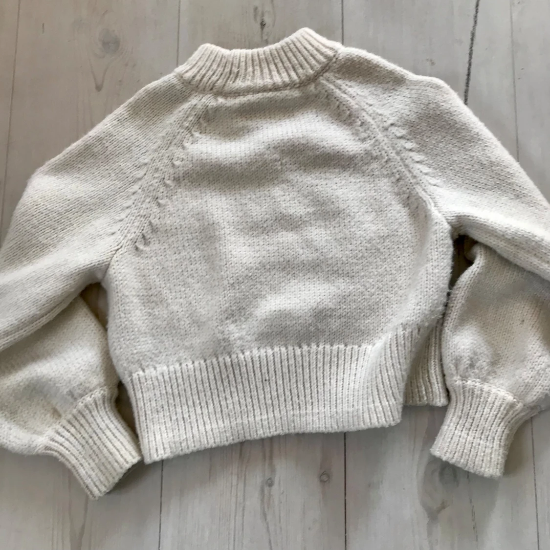 Beige stickad tröja med flätmönster - 92