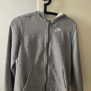 Snygg Nike tjocktröja  - Denna Nike tröja använde jag några gånger när den passa💞 den passar bra för nåde livstil och sport! 