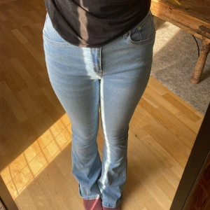 Lager 157 Jeans - Högmidjade stretchiga Jeans i bra skicka. Dom har en fläck på sig nere vid ena benet. Midja: 35 Längd: 107