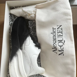 Alexander McQueen herr skor - Ascoola Alexander McQueen sneakers Jättebra skick, nästan aldrig använda Dustbag samt kartong finns Storlek 41 (liten i storlek) Ordinarie pris 11 000kr Skriv privat för fler frågor/bilder😃
