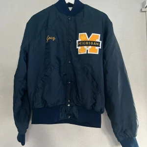 Bomberjacka - Köpt secondhand i bra skick! En knapp har det försvunnit lite färg på men inget man tänker på💕