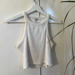 TANK TOP - nelly  - Tank top i mycket fint skick. Har aldrig riktigt kommit till användning. Storlek S.