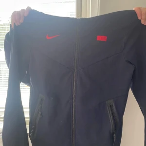 nike tech frankrike   - helt ny nike tech, den är köpt i frankrike ny pris 2200.