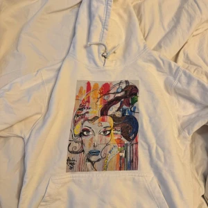 Hoodie - Vit Hoodie med tryck, storlek S
