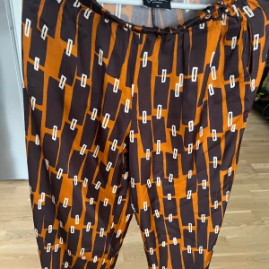 Byxor med blus  - Nyskick 