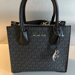 Micheal kors väska  - Jätte snygg Micheal kors väska i jätte bra sick. Har nästan aldrig andvändt den. Nypris är 448 dollar. Kan även byta mot atp eller andra väskor.  Säljer den brunaste ingår även ett Axelremsband