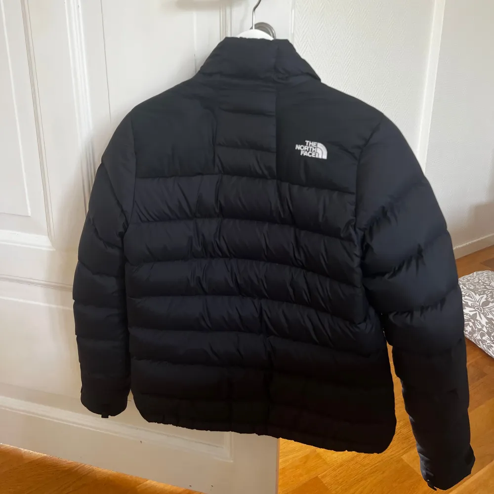 The north face jacka som är sparsamt använd. Foder är äkta dun. Nypris 2500kr.. Jackor.