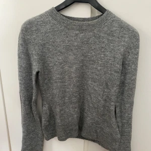 Stickad tröja - Grå stickad tröja från hm använt väldigt få gånger i bra skick!
