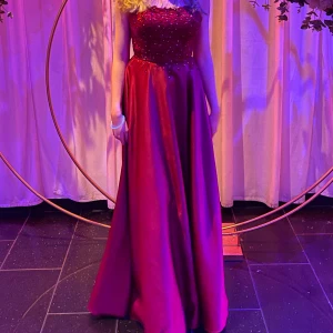 Balklänning  - Röd balklänning! Jätte fin, snörning i ryggen! Använd 1 gång! Pris kan diskuteras