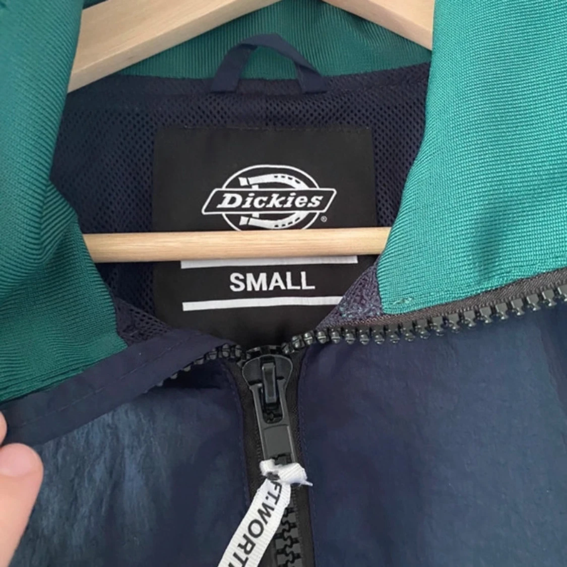 Grön och marinblå vindjacka från Dickies - 90