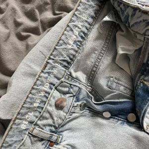 Jeans från bikbok - Ljusblåa jeans från bikbok, storlek regular wide waist 28, length 32 