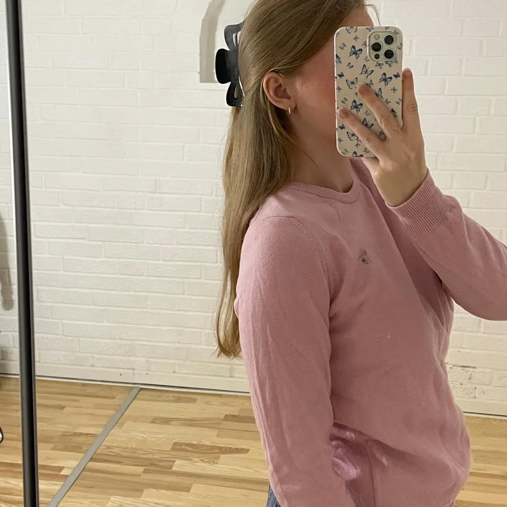 Stickad rosa tröja från gant. Har ett hål vid armudden som man kan se på sista bilden. Annars i super fint skick, knappt använd 💌upplevs som lite mindre i storleken! . Neuleet.