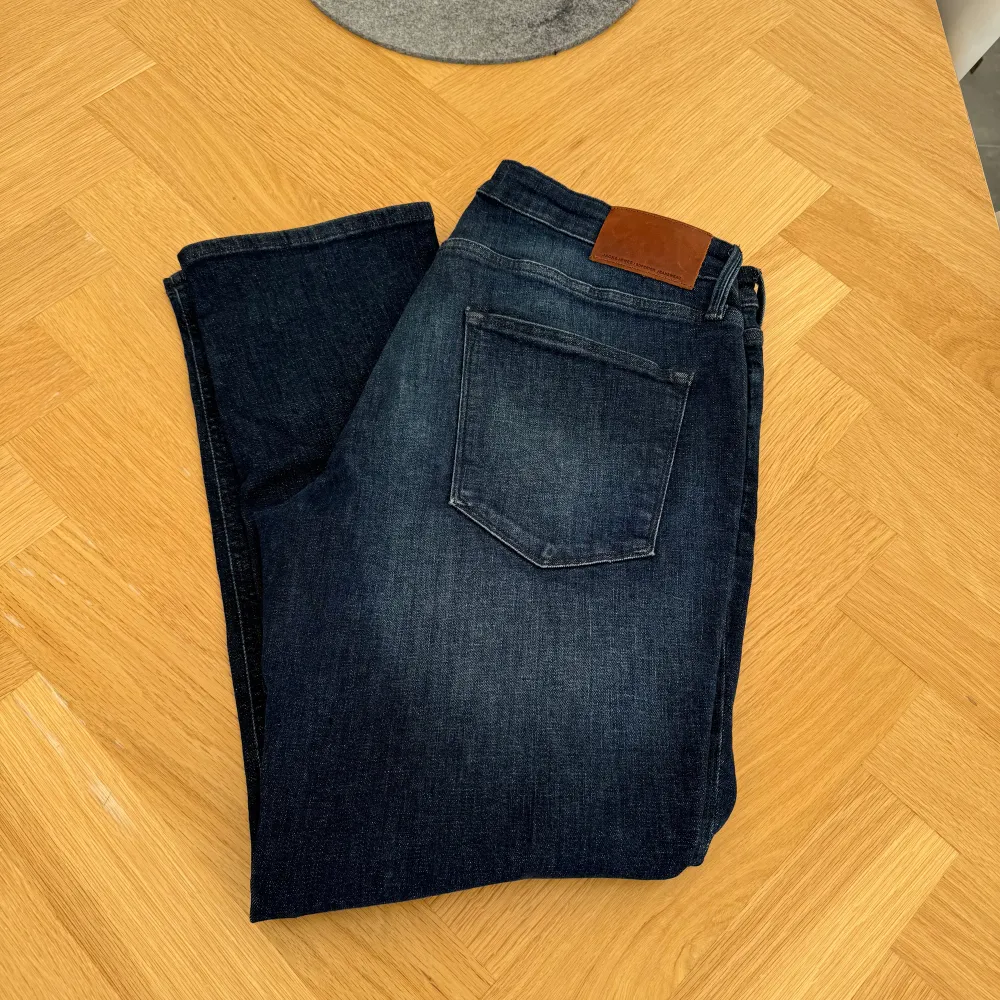 Blåa Jack and jones jeans, storlek 33/30. pm om ni har frågor.. Jeans & Byxor.