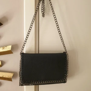 Väska - Tiamo liknade väska i jättefint skick.  Har själv köpt den secondhand så vet inte vad det är för märke.