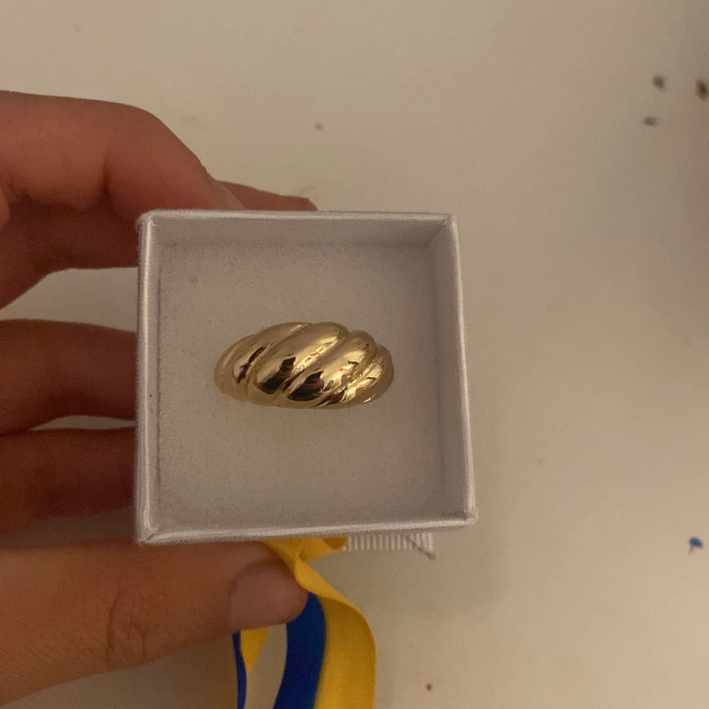 Säljer denna helt nya trendiga ring som jag fixk i present. Den e väldigt fin och väldigt fin detalj till olika outfits. Bjuder på frakten ❤️. Accessoarer.