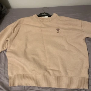 Ami Paris sweatshirt  - Ami Paris sweatshirt som passar perfekt nu inför kyligare dagar. Skicka 8,5/10 Kom dm för mer frågor.