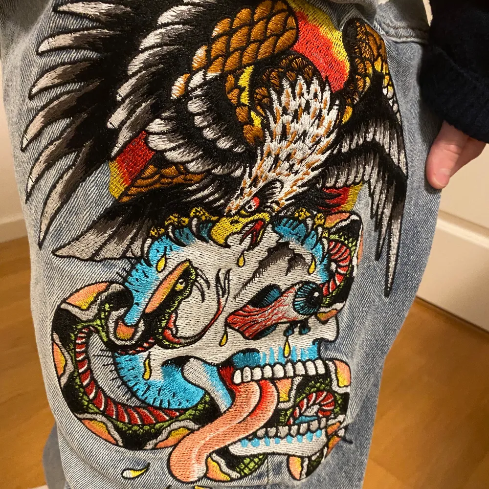 Jättesnygga Ed Hardy baggy jeans har använt dom typ 3 gånger så är nästan som nya. Midjemått 90 Innerbenslängd 73 Hör av dig om du är intresserad💕. Jeans & Byxor.