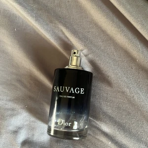 Parfym 100 ml hälften kvar - Hälften kvar din parfym 