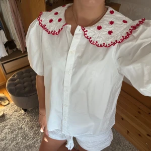 Blus med puffärm - Supersöt blus med puffärmar och röda detaljer! 💕