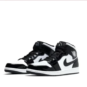 Jordan 1 mid svart vit🖤🤍 - Säljer mina jätte snygga jordan 1 mid i storlek 39/40. Svarta och vita men det svarta är glansigt. Säljer dem pga för lite användning. Köpte för 3700 på restock. 