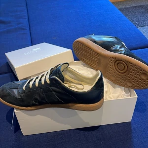 Maison Margiela skor - Säljer mina maison margiela då jag inte använder de, otroligt bra skick med låda, har kvitto från farfetch då dom är köpt där, BVSA, Bara att höra av er om de är nått ni undrar