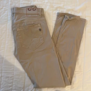 Dondup chinos - Utmärkt skick.  Strl 32. Knappt använda!  Modell: George. Skinny fit.  Inköpspris 3000kr