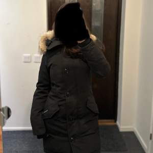 Äkta Canada Goose jacka i modellen Rossclair Parka, storlek XS. Köpt på NK. I gott skick utan skador. Säljer då storleken inte passar mer, annars en jätte fin och varm jacka! Kan mötas upp i sthlm men även fraktas. Hör av er vid funderingar 😊 