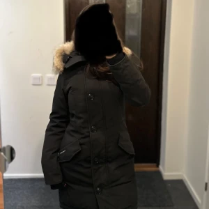 Canada Goose Rossclair Parka XS - Äkta Canada Goose jacka i modellen Rossclair Parka, storlek XS. Köpt på NK. I gott skick utan skador. Säljer då storleken inte passar mer, annars en jätte fin och varm jacka! Kan mötas upp i sthlm men även fraktas. Hör av er vid funderingar 😊 
