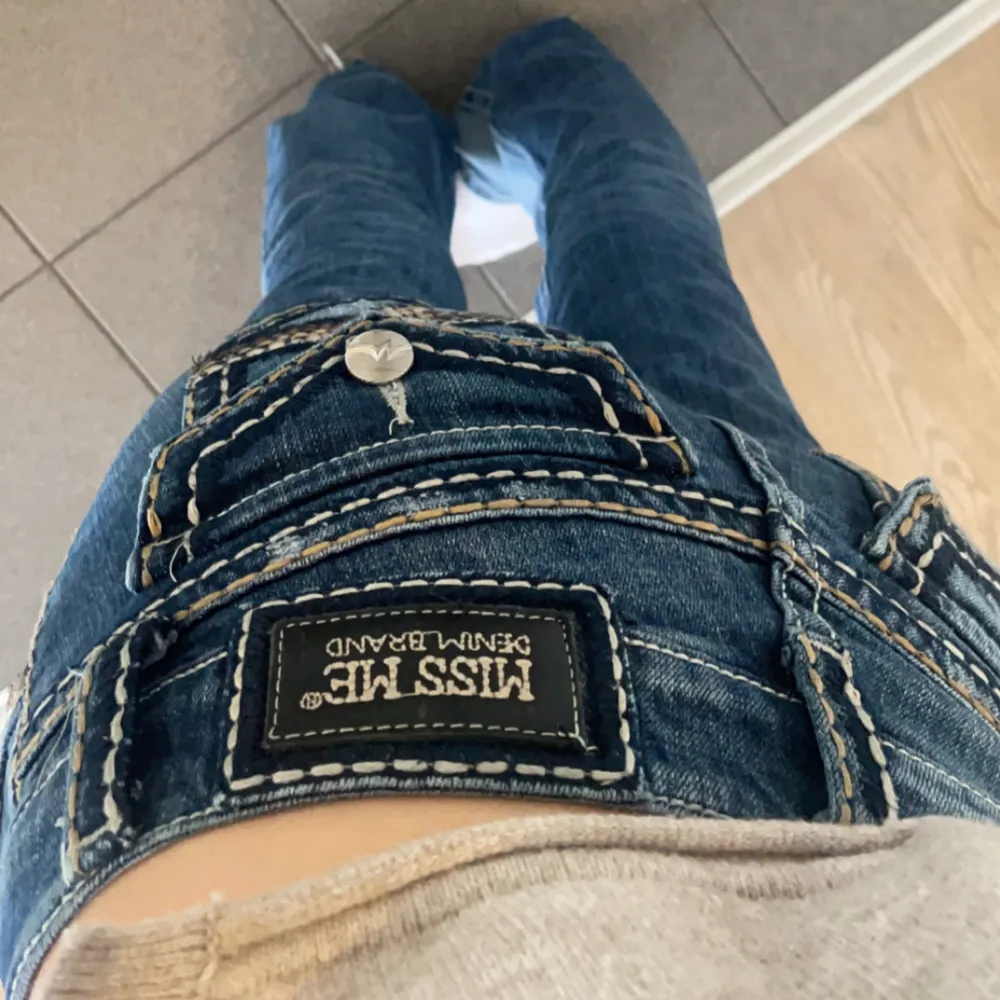 Säljer nu mina miss me jeans i storlek 26 par pga av att dem aldrig kommer till användning, köpte dom för 1350 kr och har använt dem 1 gång. Är som ny sick . Jeans & Byxor.