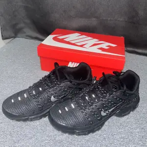 Svarta Nike Air Max Plus som har använts ett par gånger. Säljer skorna då jag inte gillar dom längre. Köpta på Vinted!! För mer bilder/ videos skriv! Pris kan diskuteras!