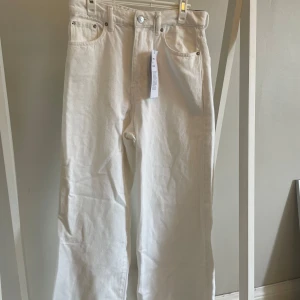 Vita jeans petite  - Utsvängda ben, petite storlek. Idun petite. Aldrig använda. 