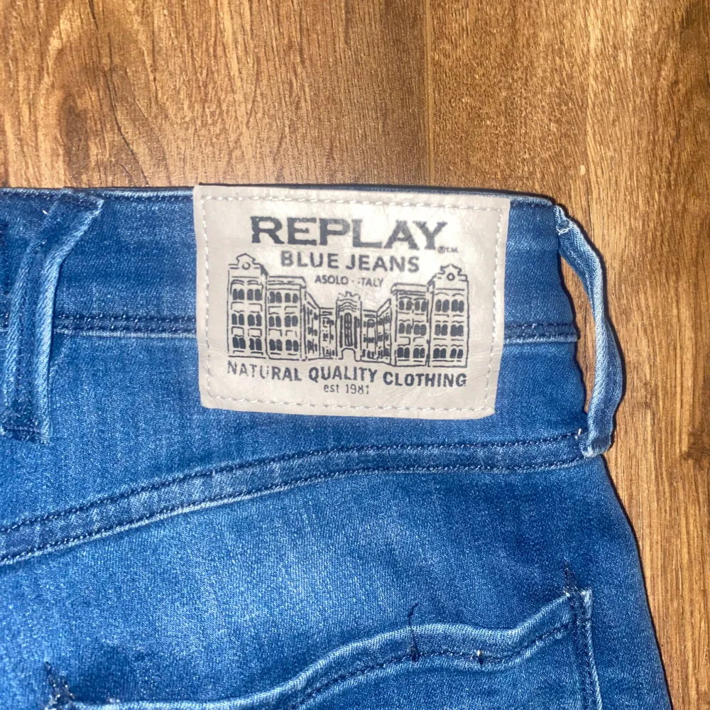 Skick 9/10 inga defekter, köpt för 1100 Storleken är W32 L30 Ungefär 2% elastan material så dom är stretchiga. Jeans & Byxor.