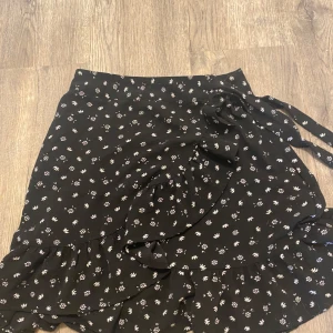 Super fin kjol  - En super fin kjol från new yorker som tyvärr är för liten för mig💗  Har ett litet hål vil dragkedjan men inget som syns när den är på annars jättefint skick 💗 I stl xxs