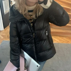Moncler jacka - Säljer min älskade moncler jacka i modellen ”seritte short down jacket” som tyvärr inte kommit till användning så mycket. Iprincip nyskick. Kvitto och dustbag finns. Nypris 17 190kr.