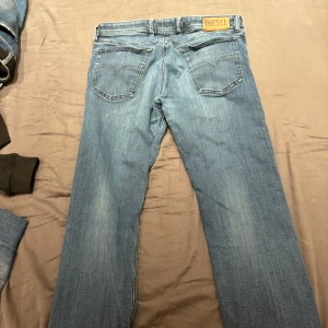 diesel jeans - säljer dessa diesel jeans storlek 33 bredd 30 längd då dom ej passar längre skicket är helt nyskick