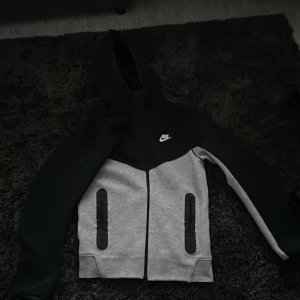 Nike tech grå svart - Nästan oanvänd. Äkta. köpt från JD Sports. Kontaka för mer info:)