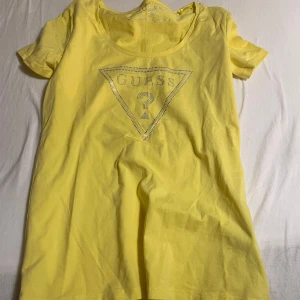 Guess t shirts - Guess t shorts storlek s de passar kroppen perfekt. Säljer för 100kr styck