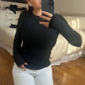 Tröja  - Lite lätt glittrig tröja från second Female. Använd fåtal gånger🥰❤️