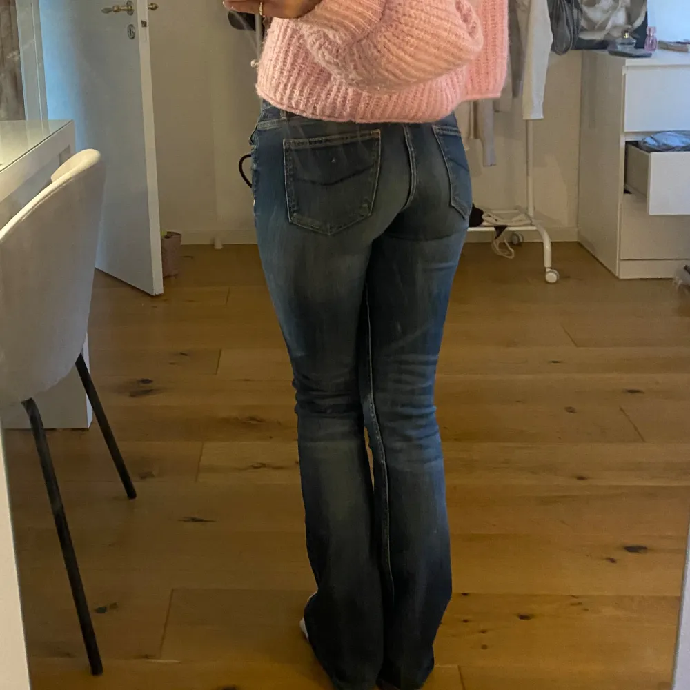 Så snygga jeans från Crocker,säljer då dom tyvärr inte kommer till användning längre❤️midjemåttet är 39 och innebenslängden är 81💕jag är 160!💕. Jeans & Byxor.